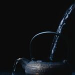 Théière qui déborde, symbolisant l’accumulation de stress et de stimuli durant une crise autistique, jusqu’au débordement.