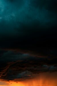 Nuages noirs menaçants, évoquant la lourdeur d’une tempête intérieure et les sentiments intenses d’une crise autistique.